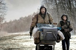 Postapokalyptická cesta otce a syna s hudbou Nicka Cavea patří k nejsilnějším dobrodružným filmům vůbec • Filmožrouti.cz